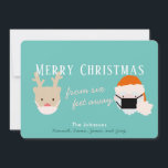 Santa & Reindeer Mask Blue Christmas Card Feiertagskarte<br><div class="desc">Diese niedliche und moderne,  lustige 2020 covid-19 Weihnachten/Urlaubskarte mit Rentier und Santa mit Maske und sozialer Distanzierung auf türkisblauem Hintergrund. Die Rückseite ist mit einem türkisblauen Hintergrund mit weißen Schneemuster versehen. Personalisieren Sie es für Ihre Bedürfnisse. In meinem Geschäft finden Sie passende Produkte.</div>