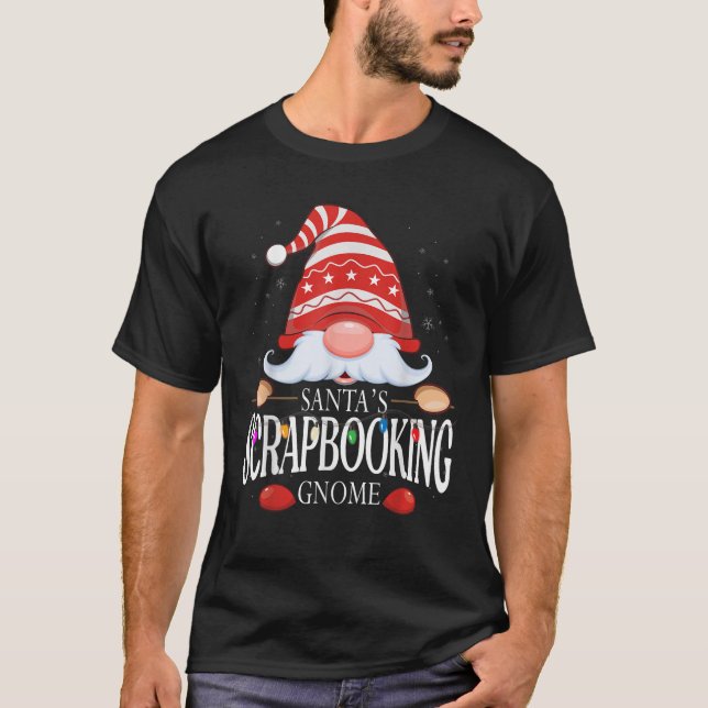 Santa s Scrapbooking Gnome Matching Christmas Paja T-Shirt (Vorderseite)