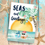 Santa Seas & Greetings Beach Game & Jokes Dreifach Gefaltete Urlaubskarte<br><div class="desc">Mit dieser dreiteiligen Weihnachtskarte, die ein Weihnachtswortspiel zum Thema Strand beinhaltet, und Witzen und ein Aquarellbild mit Weihnachtsbäumen, Meerjungfrau, Wal, Schiff und Palmen. Auf der Vorderseite befinden sich eine Meerjungfrau und der Weihnachtsmann (mit einem tropischen Ananas-Getränk) im Ozean, eine "Seas and Greetings"-Caption in der nautischen Marine und ein Weihnachtsbaum aus...</div>