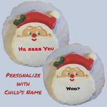 Santa Sees You Christmas individuell anpassbar Rundes Kissen<br><div class="desc">Ein niedlich spielerischer Weihnachtsmann,  der zur Seite schaut; Er sieht Wer? Passen Sie die Rückseite mit Namen an,  um die Kissen der Keepsake zu schmücken. Dieses Bild ist die Original Weihnachtsfotografie von JLW_FOTOGRAFIE.</div>