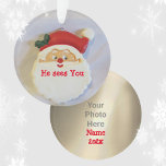 Santa Sees you Kinder Playful Foto<br><div class="desc">Ein niedlich spielerischer Weihnachtsmann,  der zur Seite schaut; Er sieht Wer? Der Weihnachtsmann sieht dich. Passen Sie Ihre Rückseite mit Ihren Fotos und Namen für verliebte Kehrschätze an. Der Weihnachtsschmuck auf dem Bild sieht handgefertigt aus. Dieses Bild ist die Original Weihnachtsfotografie von JLW_FOTOGRAFIE</div>