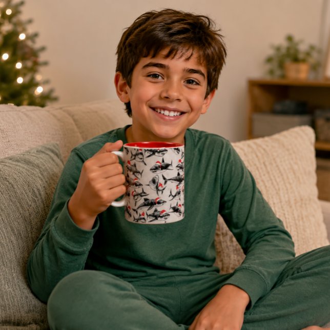 Santa Shark-Muster Zweifarbige Tasse (Christmas Shark Mug)