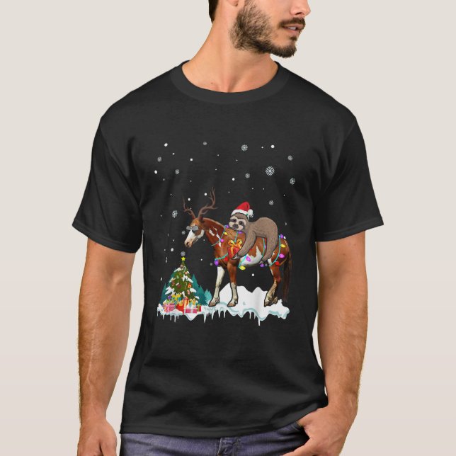 Santa Sloth Riding Horse Reindeer Xmas Light Lover T-Shirt (Vorderseite)