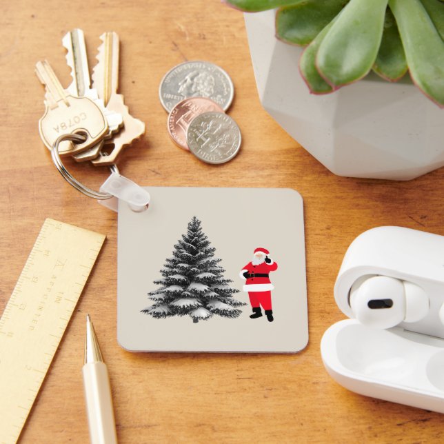 Santa standing near pine tree schlüsselanhänger (Schreibtisch)