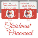 Santa Stopp hier Name niedlich Pinguin rot Ornament Aus Metall<br><div class="desc">Machen Sie Ihren Urlaubswunsch mit diesem bezaubernden personalisierten Weihnachtsschmuck ganz klar! Die Vorderseite lautet: "Santa, bitte hier anhalten für [Name]" in spielerischer Schrift, perfekt für kleine, die auf Weihnachten hoffen. Dreh es um und du wirst sehen, "Ich war dieses Jahr sehr gut" — eine süße Erinnerung guten Verhaltens. Ein niedlicher...</div>