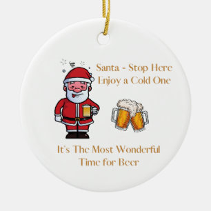 Santa stoppt hier mit einem Bier auf einem  Keramik Ornament