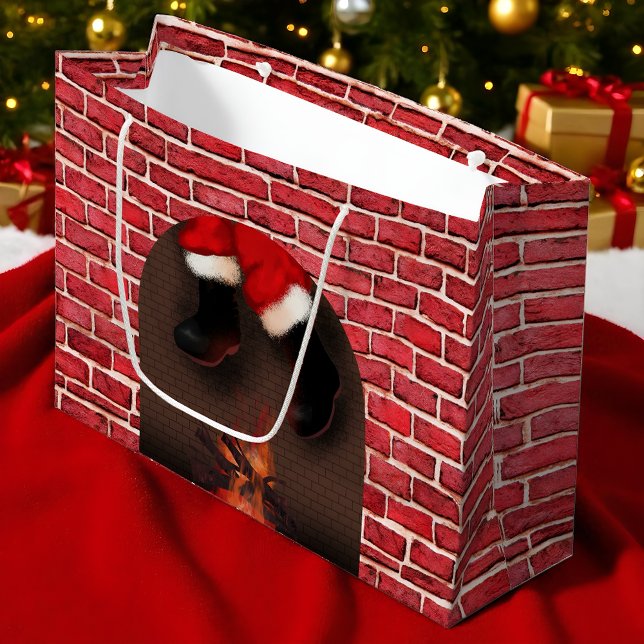 Santa Stuck in Chimney Funny Christmas Große Geschenktüte (Funny Christmas gift bag with Santa stuck in chimney design and festive brick fireplace print.)