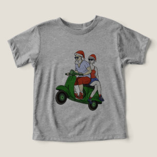 Santa und Frau Claus fahren mit einem Roller