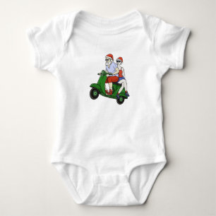 Santa und Frau Claus fahren mit einem Roller Baby Strampler