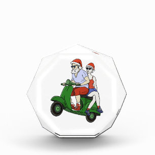 Santa und Frau Claus fahren mit einem Roller Fotoblock