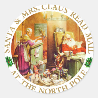 Santa und Mrs. Claus lesen Post am Nordpol Runder Aufkleber