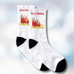 Santa und Rudolph in Christmas Sleigh Socken<br><div class="desc">HO HO HO! Weihnachten und Rudolph liefern Bonbons und Geschenke auf ihren Schlitten in diesem charmanten Paar Weihnachtssocken.</div>