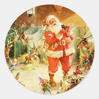 Santa und seine Elfen in den Nordpolställen Runder Aufkleber