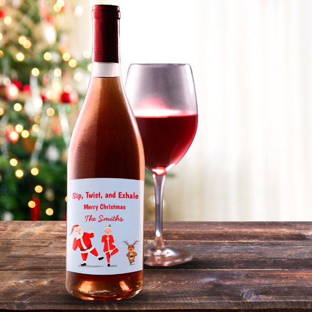 Santa versucht, Yoga mit Frau Claus & Rentier zu m Weinetikett (Celebrate the holiday season with this delightful Christmas wine bottle label, perfect for gifting.)