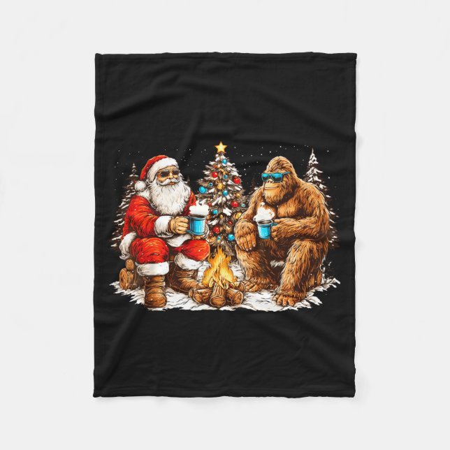 Santa With Bigfoot Christmas Campfire Funny Sasqua Fleecedecke (Vorderseite)