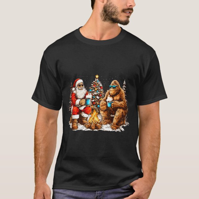 Santa With Bigfoot Christmas Campfire Funny Sasqua T-Shirt (Vorderseite)