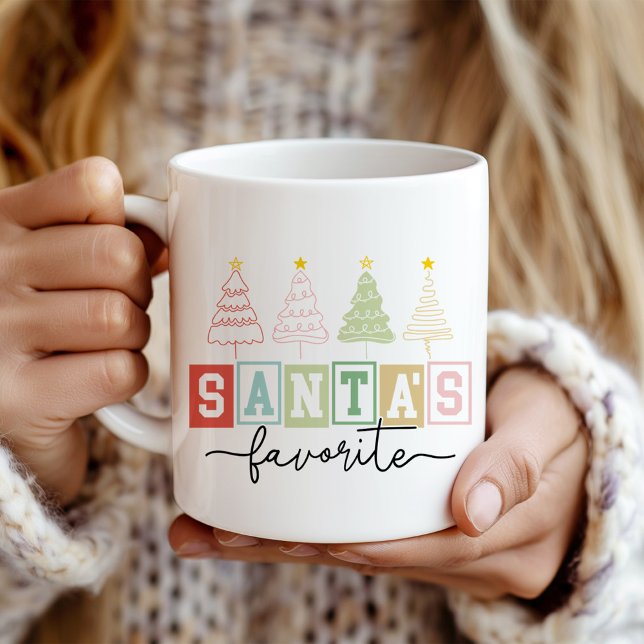 "Santa's Lieblings" Moderne, pastellfarbene Weihna Kaffeetasse ("Santa's Favorite" Modern Pastel Christmas Trees Coffee Mug in a girl's hands.)