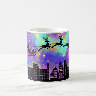 Santas Schlitten und Rentiere fliegen über eine St Kaffeetasse