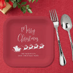 Santas Sleigh Red Christmas Party Pappteller<br><div class="desc">Vergnügen saisonale Teller in Rot und Weiß für Weihnachtsfeiern und Tischdekoration mit einer Silhouette von Schlitten des Weihnachtsmannes,  die von Rentieren,  die durch die Luft fliegen,  "Frohe Weihnachten" in einem modernen Drehbuch und Ihren Namen oder Event in einfacher Typografie gezogen werden.</div>