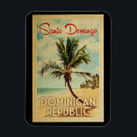 Santo- DomingoPalme-Vintage Reise Magnet<br><div class="desc">Ein einzigartig retro Mitte des Jahrhunderts moderner Kunstdruck Dominikanischer Republik Santo Domingo in der Vintagen Reiseplakatart. Sie kennzeichnet eine gebogene Palme auf sandigem Strand mit Ozean unter einem blauen bewölkten Himmel.</div>