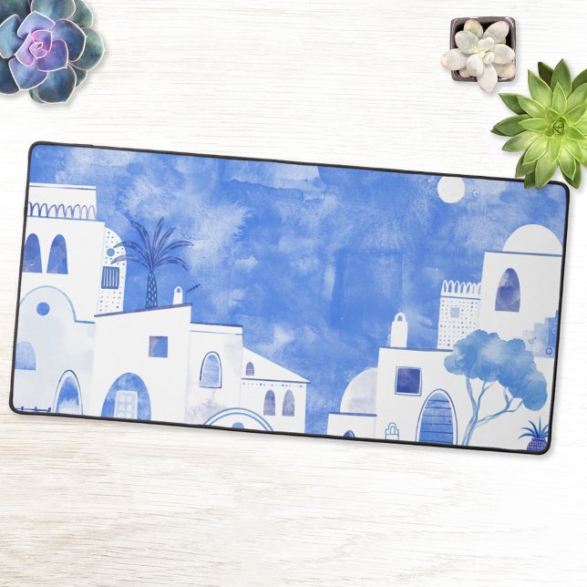 Santorini Greece Watercolor Blue White Schreibtischunterlage (Desk mat featuring a blue and white watercolor painting of Oia on the Greek island of Santorini.)