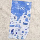 Santorini Oia Griechische Insel Wasserfarbe Person Strandtuch<br><div class="desc">Blaue und weiße Aquarellmalerei des Dorfes Oia auf der griechischen Insel Santorini. Ändern Sie den Namen,  um ihn zu personalisieren. Originelle Kunst von Nic Squirrell.</div>