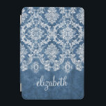 Saphire Blue Vintag Damask Muster und Name iPad Mini Hülle<br><div class="desc">Ein Vintages Muster mit einer Tafel und Spitzen-Design. Schau genau auf die Blume und Blätter. Ein trendiges Design mit Juwelenfarben und Eleganz. Elemente können leichter angepasst werden, wenn Sie zuerst alle Foto und Texte ersetzen. Wenn Ihre Kunst noch angepasst werden muss, klicken Sie auf die Schaltfläche Diese anpassen. Das bringt...</div>