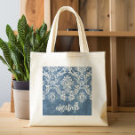 Saphire Blue Vintag Damask Muster und Name Jumbo Stoffbeutel<br><div class="desc">Ein Vintages Muster mit einer Tafel und Spitzen-Design. Schau genau auf die Blume und Blätter. Ein trendiges Design mit Juwelenfarben und Eleganz. Elemente können leichter angepasst werden, wenn Sie zuerst alle Foto und Texte ersetzen. Wenn Ihre Kunst noch angepasst werden muss, klicken Sie auf die Schaltfläche Diese anpassen. Das bringt...</div>