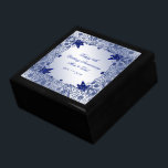 Sapphire 45. Hochzeitstag Geschenkboxen<br><div class="desc">Ein Digitalbcon-Bilderdesign mit saphir blauen Farben und geblüht Design-Design mit einer Vielzahl von individuellen Bildern, Formen, Mustern, Stilen und Schriftart in dieser einzigartigen Geschenkboxen zum Hochzeitsfeiern. Dieses elegante und ansprechende Design wird durch eine individuell anpassbare Textschrift ergänzt, die Ihren eigenen besondere Anlass zum Anzug bringt. DIE JAHRESZEITIGE FEIERUNG MIT EINZELNEN...</div>