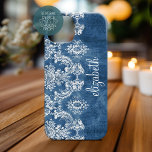 Sapphire Blue Moody Damask Muster und Name Case-Mate iPhone 14 Plus Hülle<br><div class="desc">Ein Vintages Muster mit einem trendigen Design mit Juwelenfarben und Eleganz. Elemente können leichter angepasst werden, wenn Sie zuerst alle Foto und Texte ersetzen. Wenn Ihre Kunst noch angepasst werden muss, klicken Sie auf die Schaltfläche Diese anpassen. Das bringt Sie zu einem Designbereich, wo Sie Dinge bewegen und sogar Schriftart...</div>