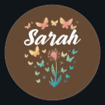 Sarah Birthday Sister Butterfly Dandelname Runder Aufkleber<br><div class="desc">Sarah Birthday Schwester Butterfly Dandelion Name Geschenk. Perfektes Geschenk für Ihren Vater,  Mama,  Papa,  Männer,  Frauen,  Freunde und Familienmitglieder am Erntedank Tag,  Weihnachten,  Muttertag,  Vatertag,  4. Juli,  1776 Unabhängiger Tag,  Veteranen Tag,  Halloween,  Patrick's Day</div>