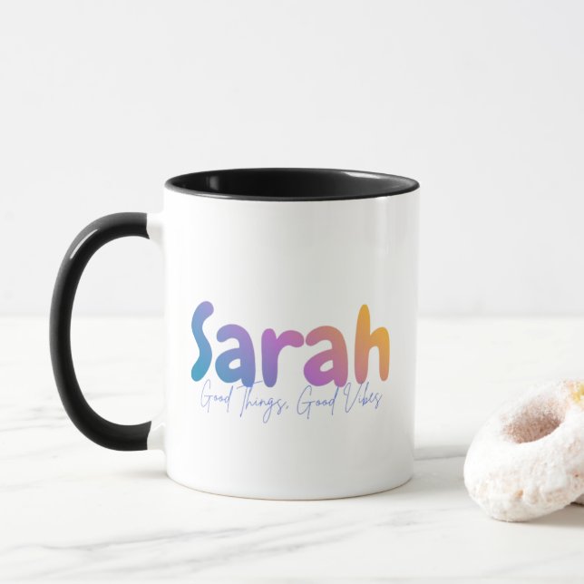 Sarah Name Geschenk - Gute Dinge Gute Vibes  Tasse (Mit Donut)