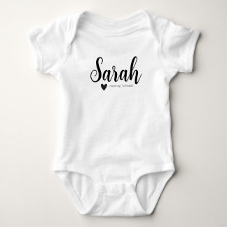 Sarah Name Reveal Bedeutung minimale moderne Skrip Baby Strampler