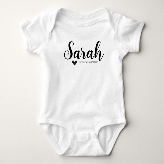 Sarah Name Reveal Bedeutung minimale moderne Skrip Baby Strampler (Vorderseite)