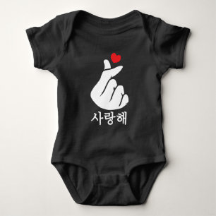 Saranghae Liebe KPop Finger Heart Koreanisch Baby Strampler
