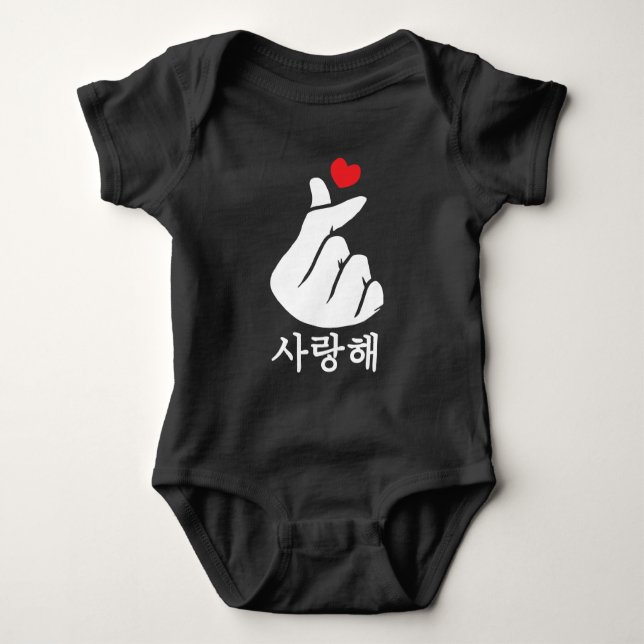Saranghae Liebe KPop Finger Heart Koreanisch Baby Strampler (Vorderseite)