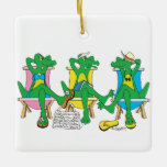 Sarasota Beach Keramik Keramikornament<br><div class="desc">Eine großartige Erinnerung an die beste Zeit an den Stränden von Sarasota, Florida. "Diese Gator Girls" genießen nicht nur den Strand, sondern auch alle Attraktionen der Stadt - Oper, Mote, Ringling Museum und vieles mehr. Sie können die Rückseite personalisieren oder löschen. Hänge diesen Schmuck auf deinen Weihnachtsbaum oder gib ihn...</div>