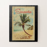 Sarasota Palm Tree Vintage Reise Puzzle<br><div class="desc">Ein einzigartig Retro Mitte des Jahrhunderts moderne Sarasota Florida Kunstdruck in Vintage Reise Poster Stil. Es verfügt über eine geschwungene Palme am Sandstrand mit Ozean unter einem blauen bewölkten Himmel.</div>