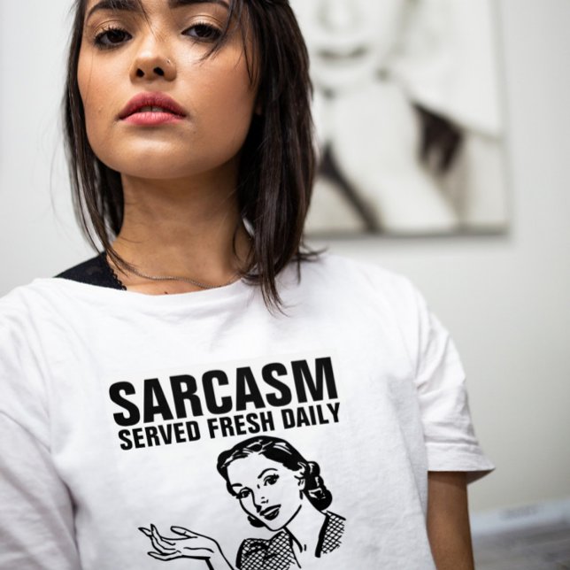 SARCASM SERVIERTE FRISCHE TÄGLICHE Retro-Frau T -  T-Shirt (Von Creator hochgeladen)