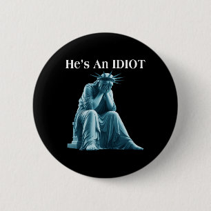 Sarcastic Anti-Trump Er ist eine idiot Statue der Button