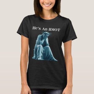 Sarcastic Anti-Trump Er ist eine idiot Statue der  T-Shirt