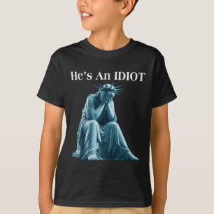 Sarcastic Anti-Trump Er ist eine idiot Statue der  T-Shirt