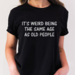 Sarcastic Shirt, Funny Birthday Shirt, Alt T-Shirt<br><div class="desc">Dieses sarkastische Shirt ist perfekt für alle, die einen Geburtstag feiern. Mit der lustigen Phrase "Es ist seltsam, das gleiche Alter wie alte Menschen zu haben", bringt es jedem, der es sieht, sicher ein Schlückchen. Dieses Shirt aus hochwertigem, komfortablem Material ist für jeden Anlass geeignet. Egal ob Sie mit Freunden,...</div>