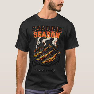Sardine-Saison BBQ Retro-Plakat — Gegrillter Fisch T-Shirt