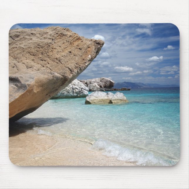 Sardinien-Strand mit großem Felsen mousepad (Vorne)