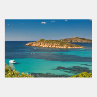 Sardiniens blaues Meer und Himmel mit Booten und K