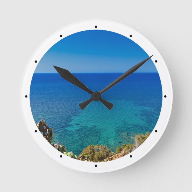 Sardiniens blaues Meer und Himmel mit mediterranem Runde Wanduhr (Vorderseite)