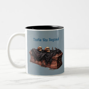 Sarg und Totenköpfe Gruseliger Spaß Halloween Zweifarbige Tasse