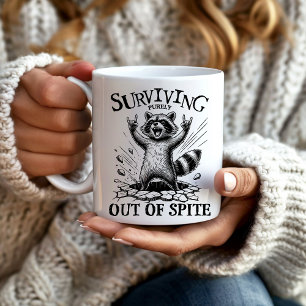 Sarkastische Raccoon, die aus dem Strauß überlebt Kaffeetasse