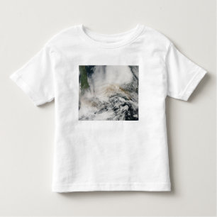 Sarychev Peak weht über das Meer von Okhotsk Kleinkind T-shirt